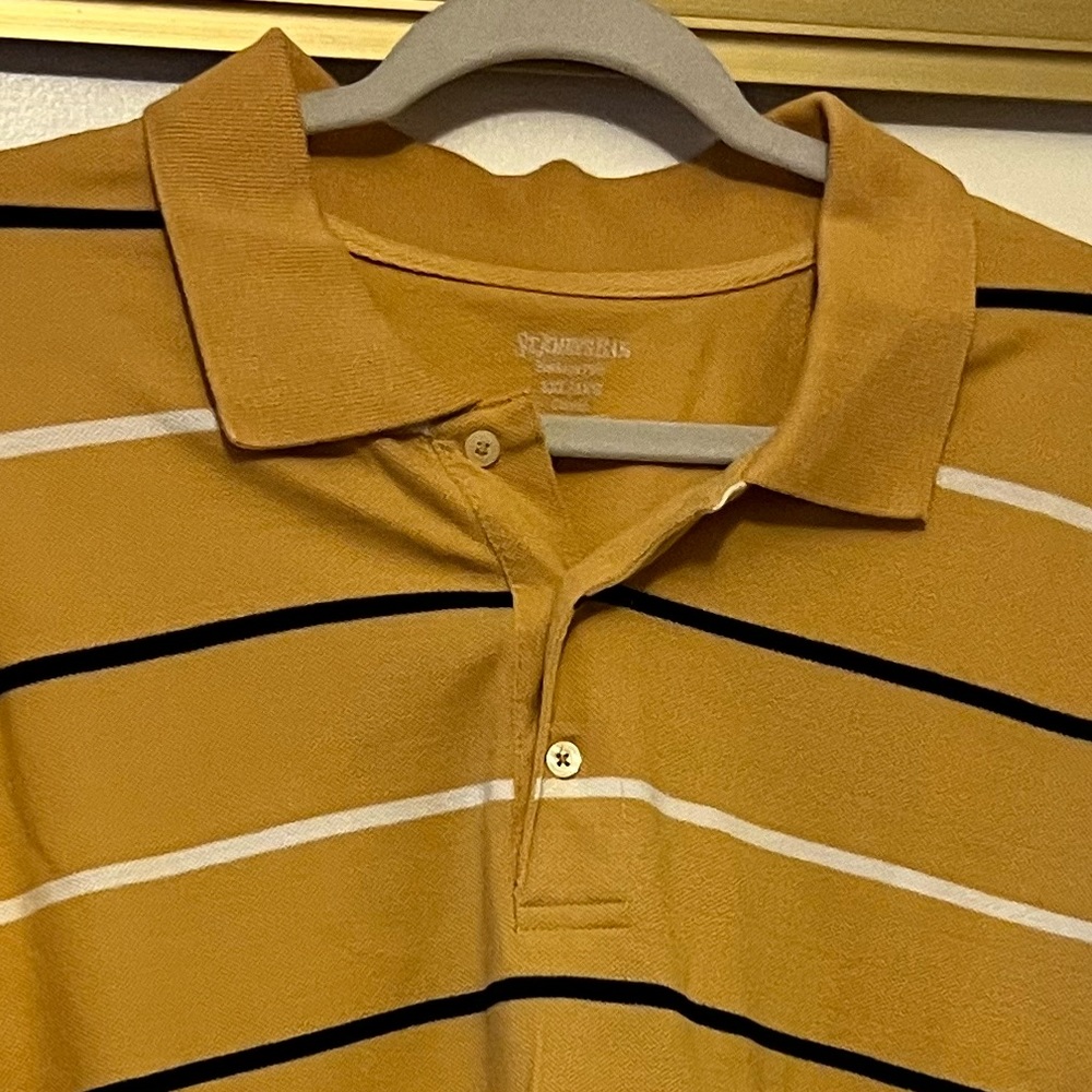 Mens short sleeve polo style shirt.